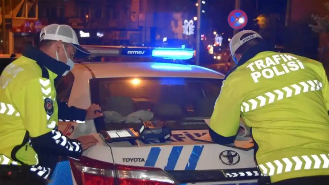 Trafik canavarlarına kötü haber! Yeni trafik cezaları dudak uçuklatıyor: Hangi ceza ne kadar zamlandı? 10